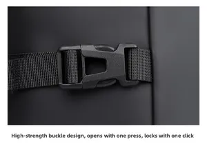 Détail de la boucle en plastique noir et de la sangle en nylon du sac à dos de voyage
