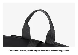 Gros plan sur la poignée ergonomique renforcée du sac à dos de voyage noir en nylon