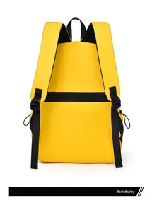 Vista trasera de la mochila amarillo brillante con correas negras acolchadas en forma S