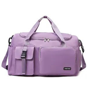 Bolso de viaje grande morado claro en nailon impermeable con correa de hombro ajustable