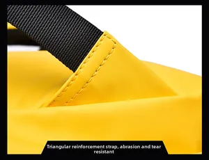 Detalle de la correa reforzada triangular para durabilidad en la mochila de nailon amarillo