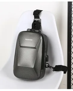 Detail van hardshell borsttas met koolstoftextuur, TSA-slot en USB-oplaadaansluiting