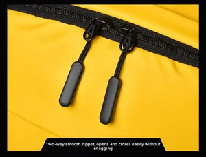 Detalle de cremallera bidireccional suave en una mochila de nailon amarillo impermeable
