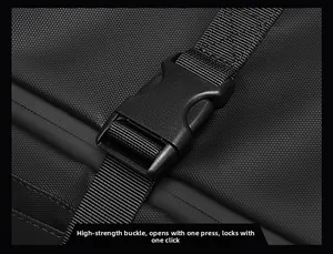 Dettaglio macro della fibbia in plastica ad alta resistenza e cinturino in nylon nero