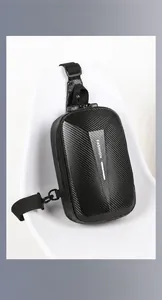 Dettaglio della borsa a tracolla rigida con lucchetto antifurto e texture in carbonio