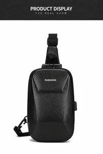 Detailweergave van zwarte hardshell borsttas met koolstofvezeltextuur en USB-oplaadpoort