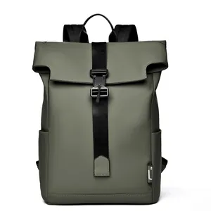 Vista frontale di uno zaino roll-top grigio-verde minimalista con fibbia nera impermeabile