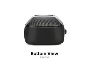 Detail van waterbestendige hardshell borsttas met koolstofvezeltextuur en USB-aansluiting