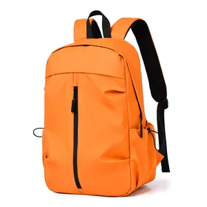 Mochila streetwear naranja impermeable con cremallera negra y correas ergonómicas de malla