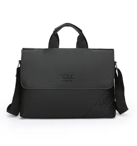 Detailansicht der schwarzen Lederstruktur mit Lychee-Muster und Prägung der Herrentasche