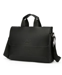 Dettaglio borsa a tracolla business in pelle nera martellata con logo BOLO
