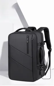 Détail d'un sac à dos d'affaires étanche avec port de charge USB et fermeture éclair extensible