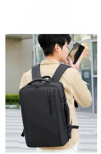 Photo extérieure d'un homme portant un grand sac à dos business imperméable noir