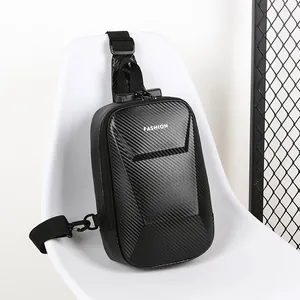 Zwarte carbon fiber hardshell borsttas met veiligheidsslot op een moderne witte stoel
