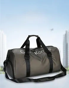 Vue détaillée du sac de voyage vert olive avec compartiment à chaussures séparé