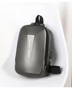 Dettaglio borsa rigida grigia da uomo con serratura antifurto e porta di ricarica USB