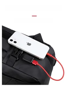 Détail d'un sac à dos professionnel noir avec port de charge USB et câble de données rouge
