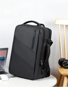 Gros plan du sac à dos professionnel noir étanche avec port USB sur un bureau moderne