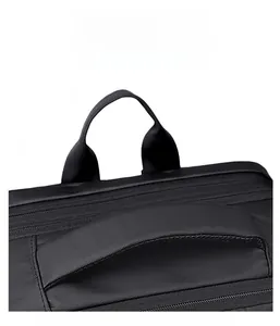 Gros plan de la poignée renforcée et du tissu en nylon durable du sac à dos de voyage noir