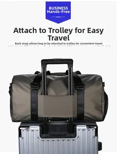 Sac de voyage étanche avec passant arrière fixé sur la poignée d'une valise argentée