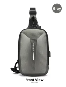 Vista frontale della borsa a tracolla rigida grigia con trama in carbonio e porta USB