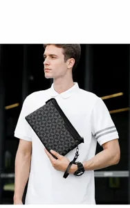 Détail de la pochette business pour homme avec motif géométrique de triangles gris et noir