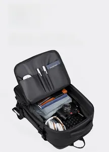 Vue intérieure du sac à dos business avec grande capacité et rangement organisé d'objets