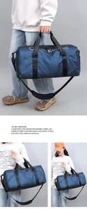 Détail du sac de voyage bleu imperméable montrant la poignée et le compartiment à chaussures