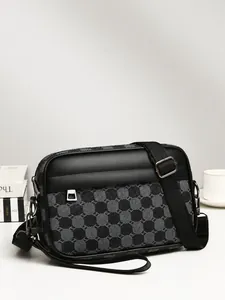 Vista de detalle del bolso de hombro para hombre con tela de cuadros y correa de nailon