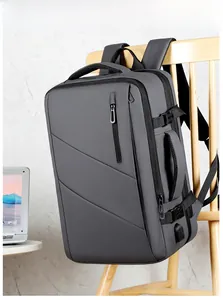 Détail du sac à dos business gris montrant la poignée latérale et le port de charge USB