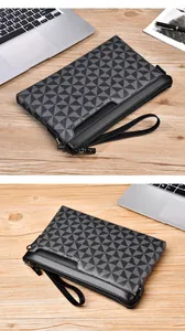 Macro-opname van de zakelijke clutch met geometrisch patroon op een houten bureau
