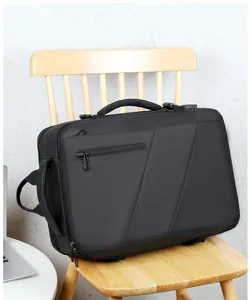 Détail du sac à dos ordinateur noir imperméable avec fermeture éclair cachée sur chaise