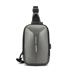 Borsa a tracolla rigida da uomo grigia con trama in carbonio e porta USB esterna