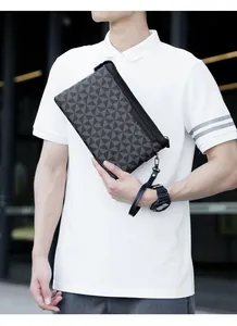 Detail van grijze herenclutch met geometrisch patroon en afneembare polsband