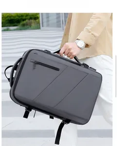 Détail d'un sac à dos d'affaires gris étanche pour ordinateur avec boucles et poignée