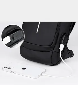 Détail du sac de poitrine antivol avec port de chargement USB intégré et câble blanc