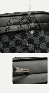 Detalle de textura impermeable y resistente a arañazos de bolso bandolera de cuero negro