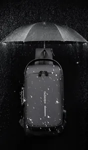 Sac de poitrine noir mat imperméable avec serrure antivol et détails de gouttes d'eau