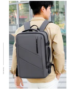 Détail du sac à dos gris pour ordinateur avec port USB et poignée latérale robuste