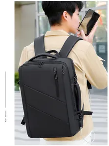 Détail du sac à dos business noir extensible avec port USB sur un mannequin homme