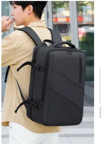 Vue latérale du grand sac à dos professionnel étanche noir porté par un mannequin en ville
