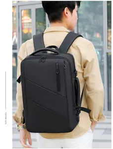 Vue extérieure des bretelles rembourrées et de la poignée latérale de ce sac à dos noir