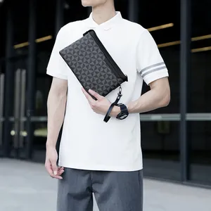 Zakelijke herenclutch met donkergrijs geometrisch patroon en een leren polsbandje