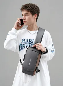 Détail du sac de poitrine antivol avec serrure à code et port de charge USB latéral