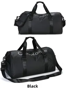 Détail du sac de voyage noir imperméable avec doubles poignées et bandoulière réglable