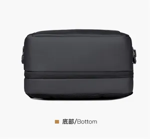 Détail du fond d'un sac à dos d'affaires étanche avec port USB et tissu en maille