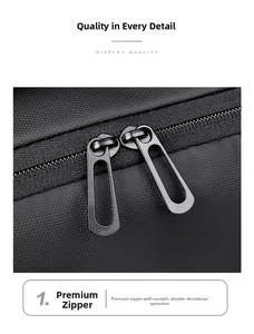 Détail de fermetures éclair métalliques bidirectionnelles sur un sac à dos étanche