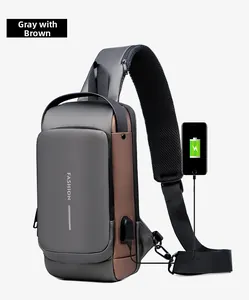 Détail du sac de poitrine gris et marron montrant le port USB relié à un smartphone