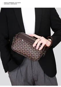Detail mit dunkelbraunem geometrischem Dreiecksmuster und Lederriemen an der Herren Clutch