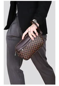 Detailansicht der Herren-Lederclutch in Braun mit geometrischem Muster und Reißverschluss